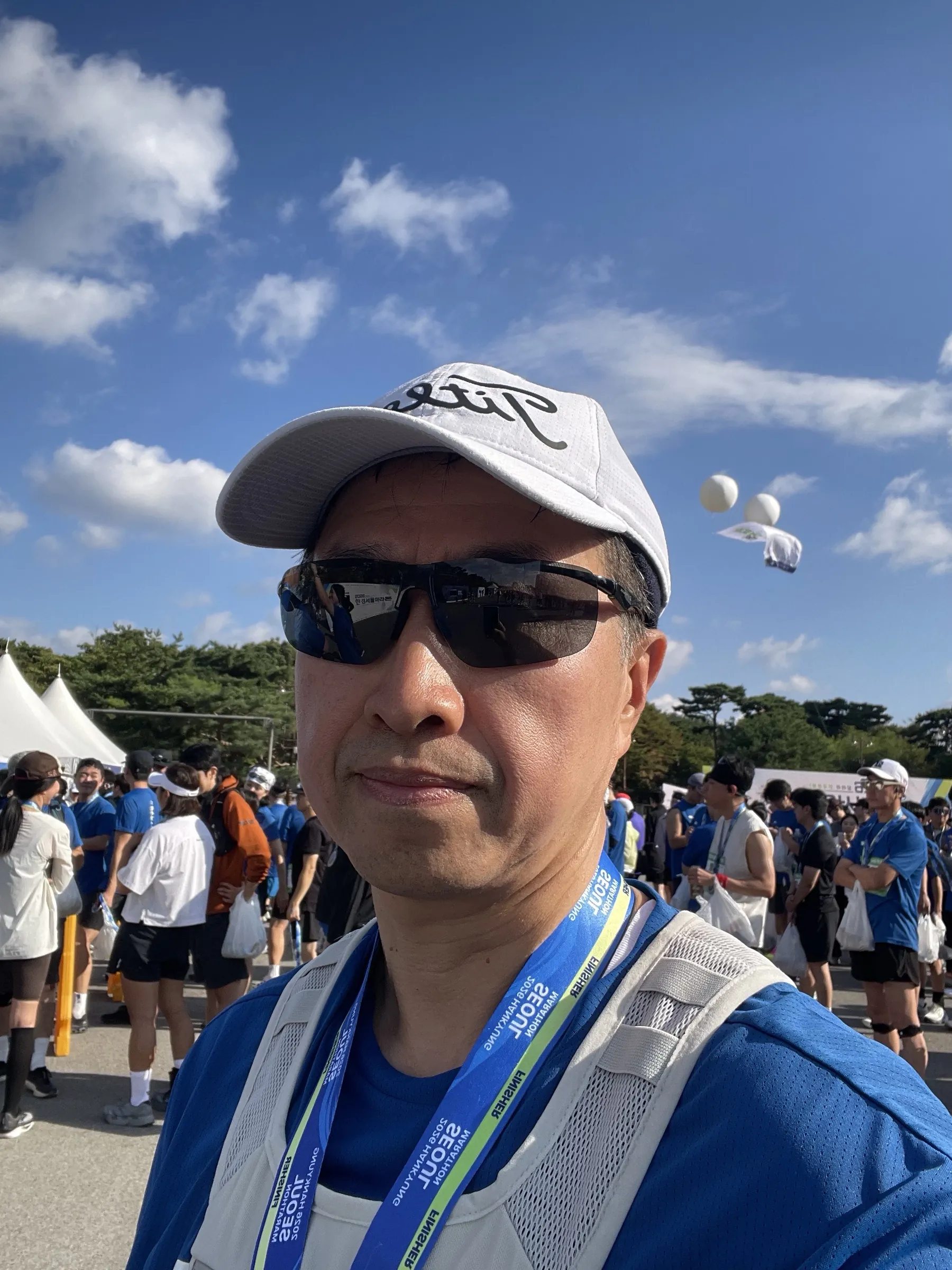 2026 한경서울마라톤 완주 후 여의도공원에서 찍은 윤종우 셀카