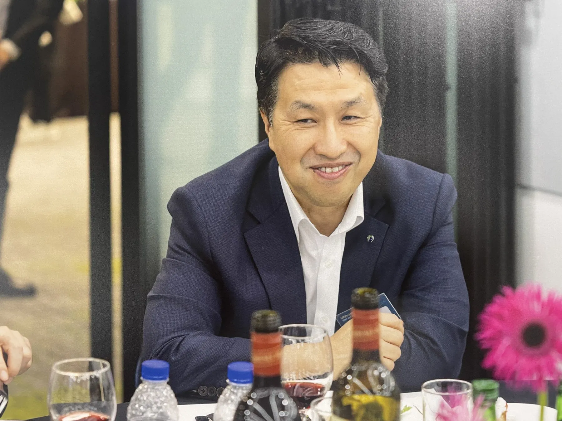 만찬 자리에서 환하게 웃는 윤종우 이사