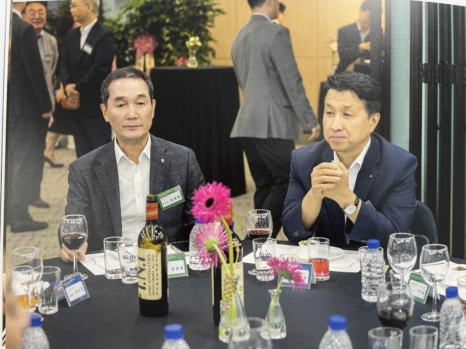 만찬 테이블에서 파트너사 관계자와 이야기를 나누는 윤종우 이사