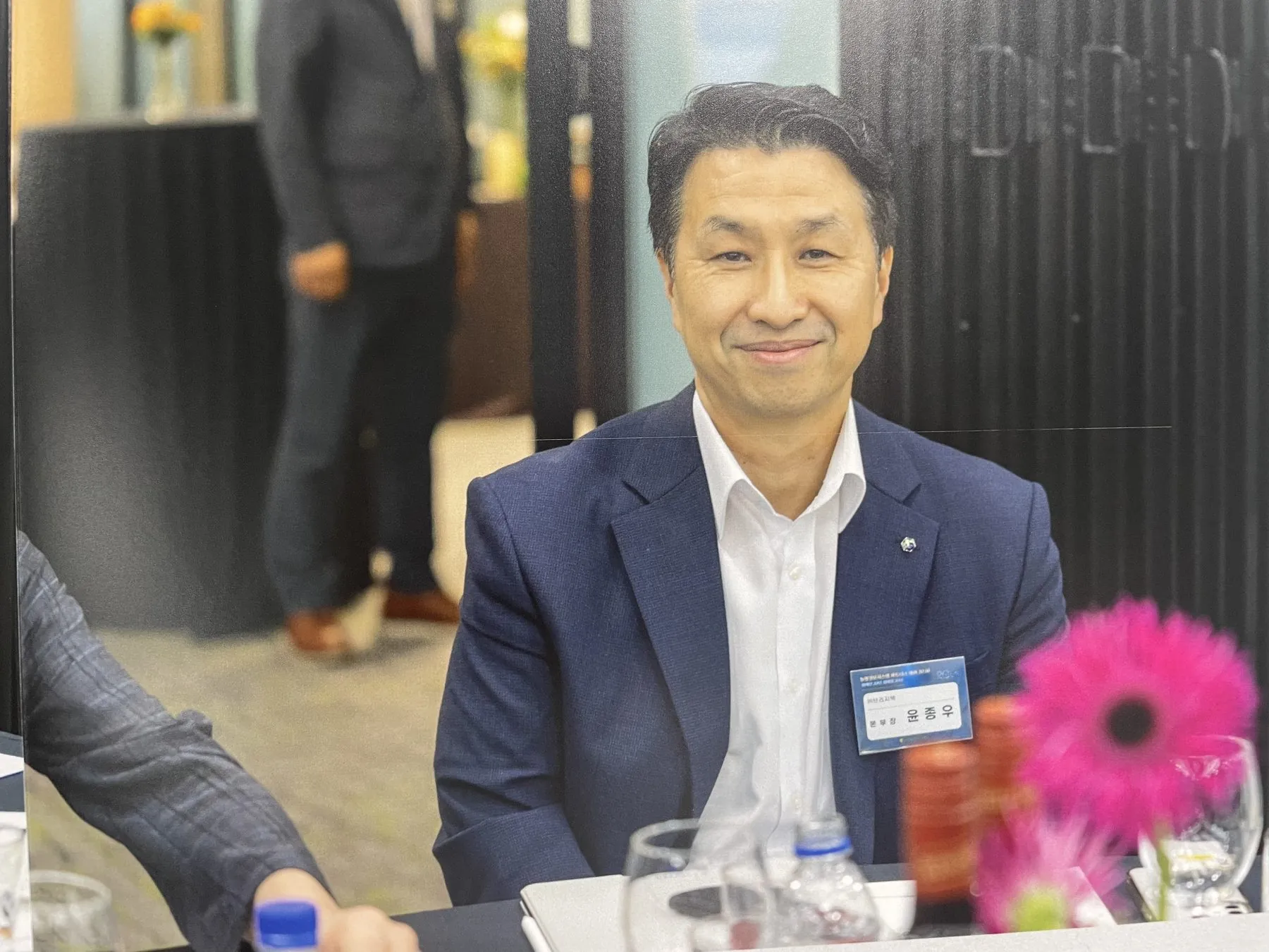 만찬 테이블에서 미소 짓는 윤종우 이사